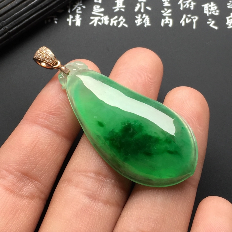 （超值推荐）冰种飘绿花福瓜挂件（金扣）