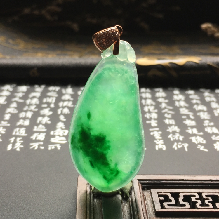 （超值推荐）冰种飘绿花福瓜挂件（金扣）