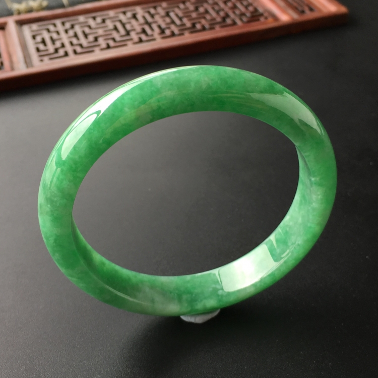 (超值推荐)糯冰种翠色手镯(55.9mm)