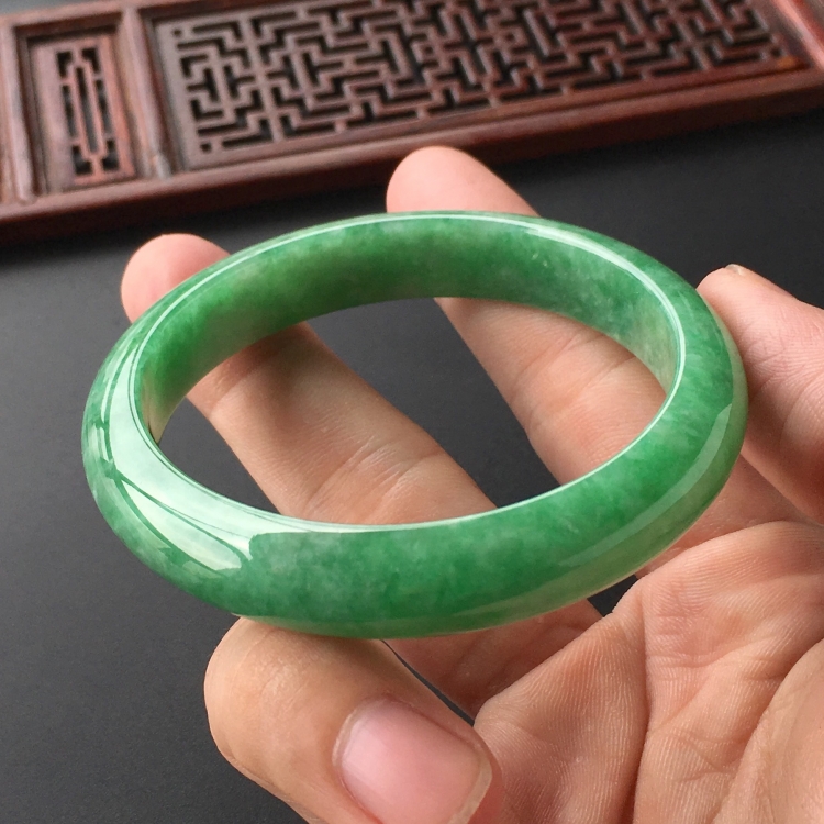 (超值推荐)糯冰种翠色手镯(55.9mm)