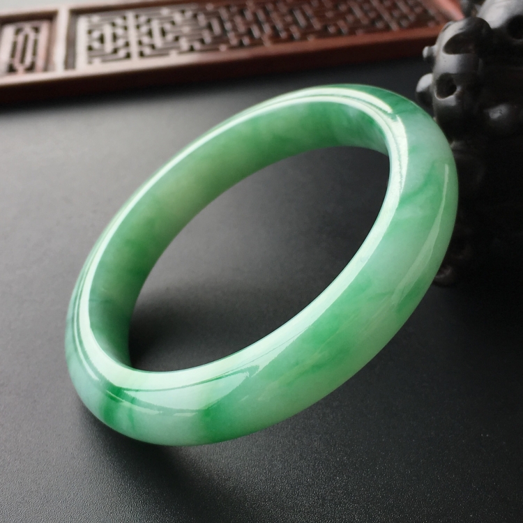 (超值推荐)糯冰种飘翠手镯(56.8mm)