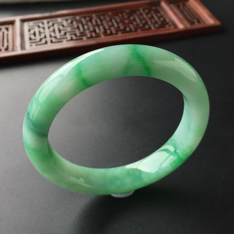 (超值推荐)糯冰种飘翠手镯(56.8mm)