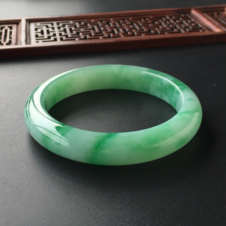 (超值推荐)糯冰种飘翠手镯(56.8mm)