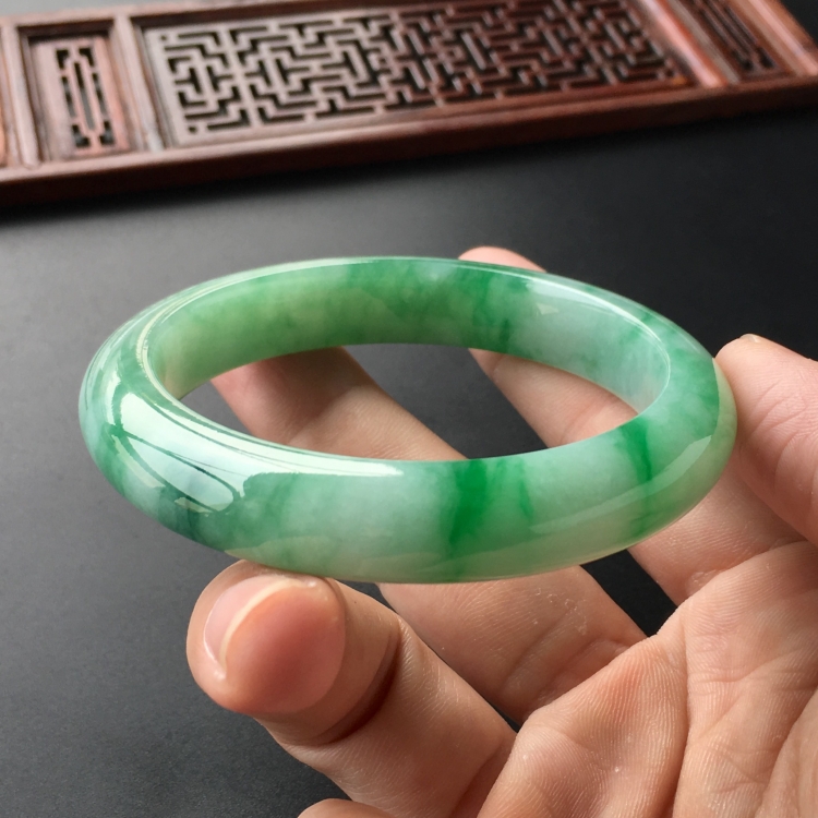 (超值推荐)糯冰种飘翠手镯(56.8mm)