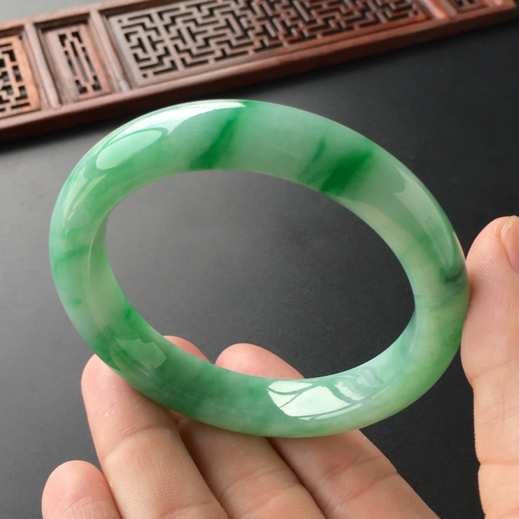 (超值推荐)糯冰种飘翠手镯(56.8mm)