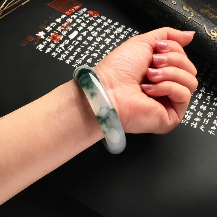 （超值推荐）糯冰种飘花手镯（56.8mm）