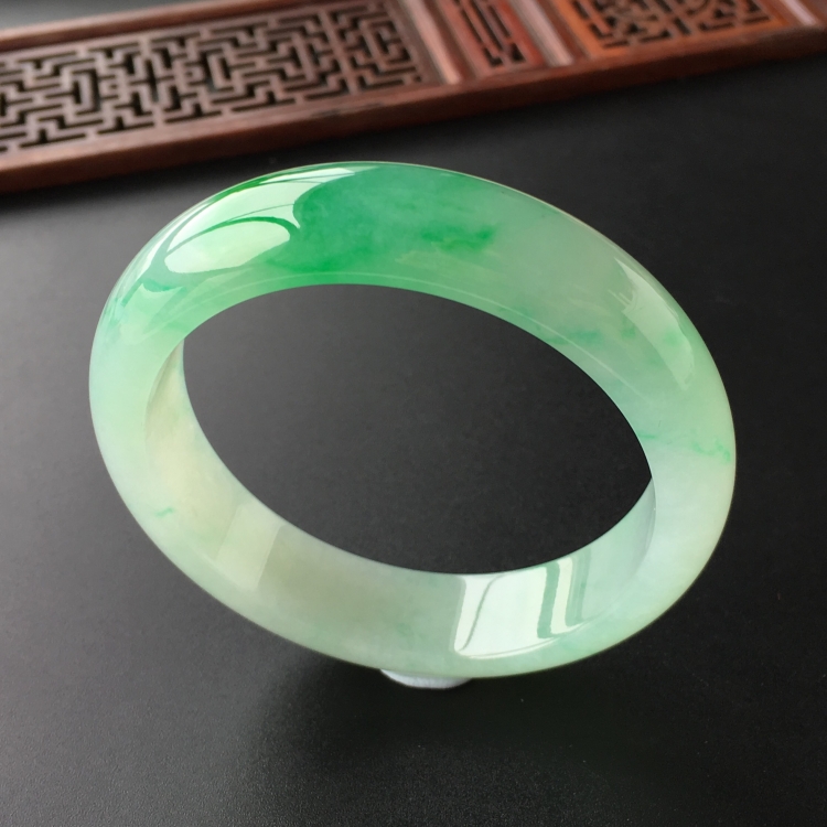 (超值推荐)糯冰种飘翠手镯(55.1mm)