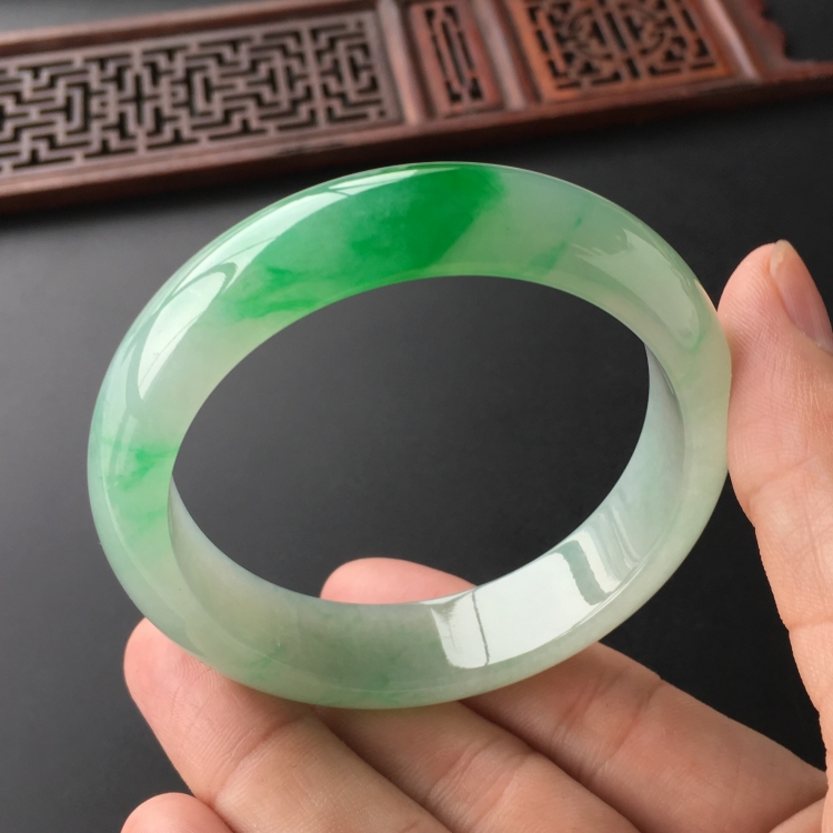 (超值推荐)糯冰种飘翠手镯(55.1mm)