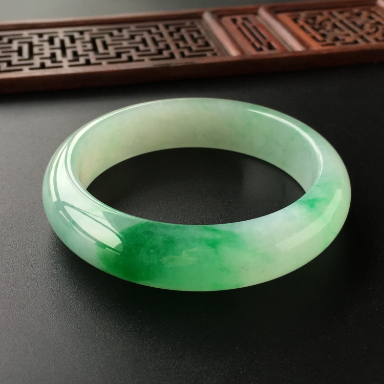 (超值推荐)糯冰种飘翠手镯(55.1mm)