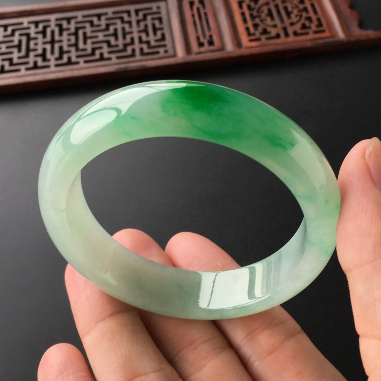 (超值推荐)糯冰种飘翠手镯(55.1mm)