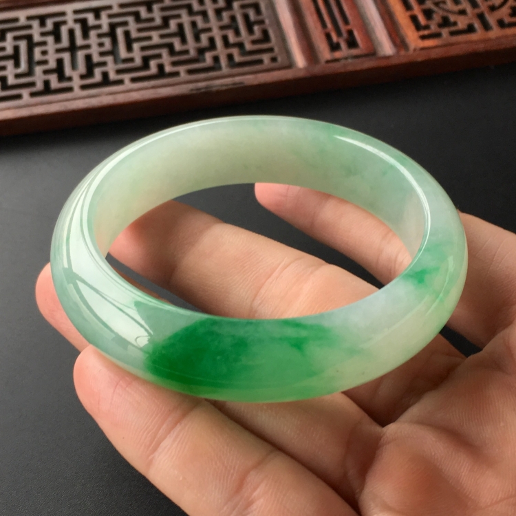 (超值推荐)糯冰种飘翠手镯(55.1mm)