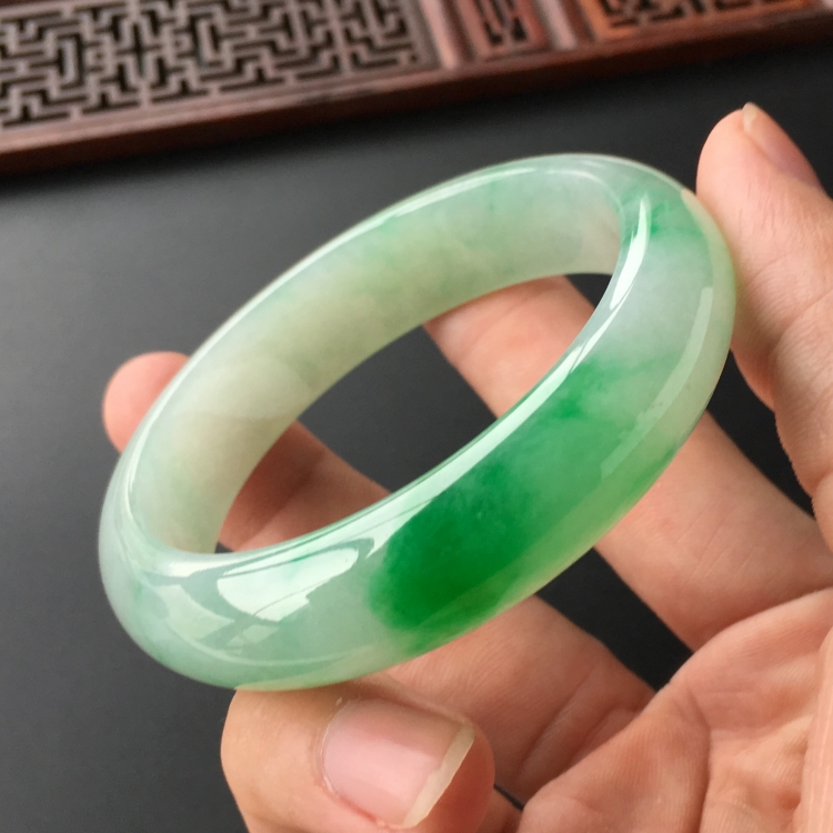 (超值推荐)糯冰种飘翠手镯(55.1mm)