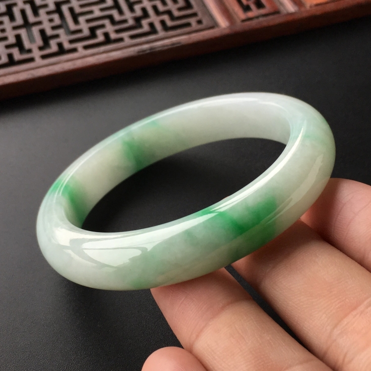(超值推荐)糯冰种飘翠手镯(54mm)