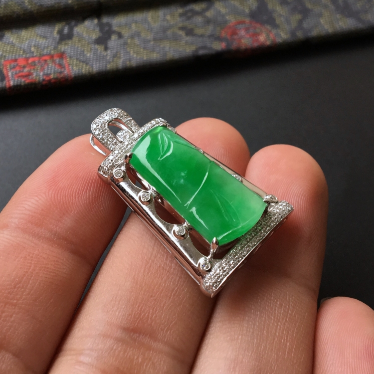 (超值推荐)糯冰种翠色镶白金钻石节节高胸坠