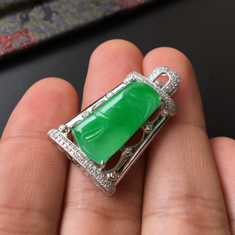 (超值推荐)糯冰种翠色镶白金钻石节节高胸坠