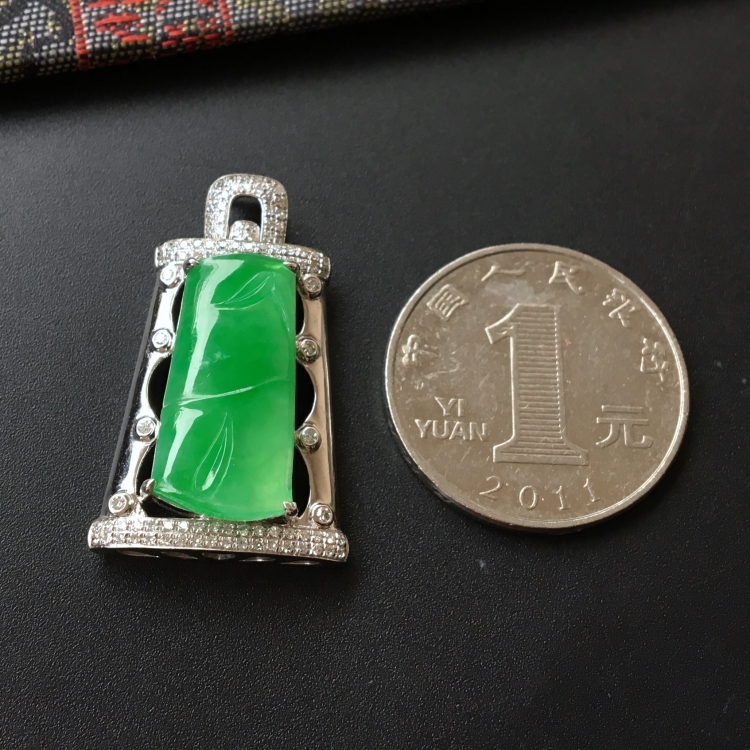 (超值推荐)糯冰种翠色镶白金钻石节节高胸坠