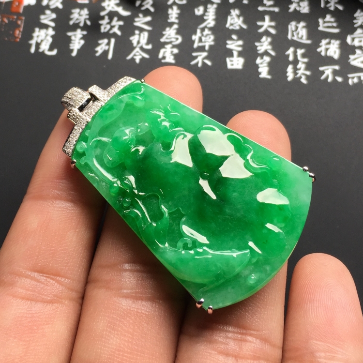 （超值推荐）糯冰种阳绿镶白金钻石年年有余胸坠