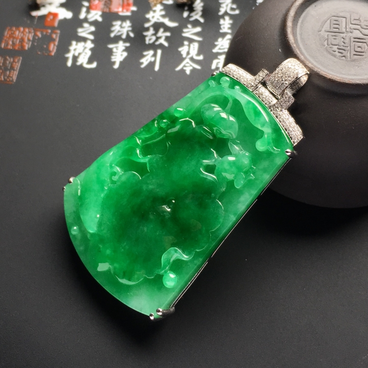 （超值推荐）糯冰种阳绿镶白金钻石年年有余胸坠
