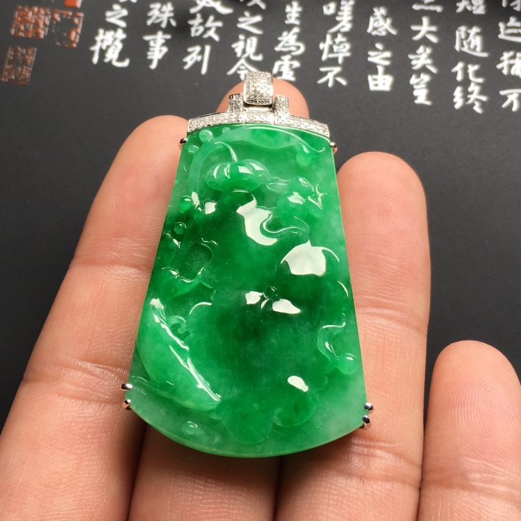 （超值推荐）糯冰种阳绿镶白金钻石年年有余胸坠