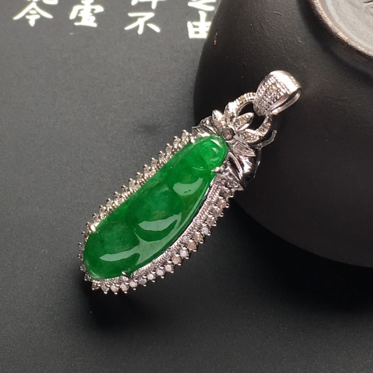 （超值推荐）冰种阳绿镶白金钻石四季豆胸坠