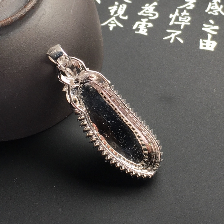 （超值推荐）冰种阳绿镶白金钻石四季豆胸坠