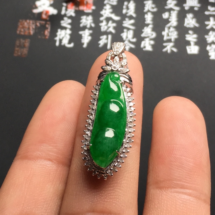 （超值推荐）冰种阳绿镶白金钻石四季豆胸坠