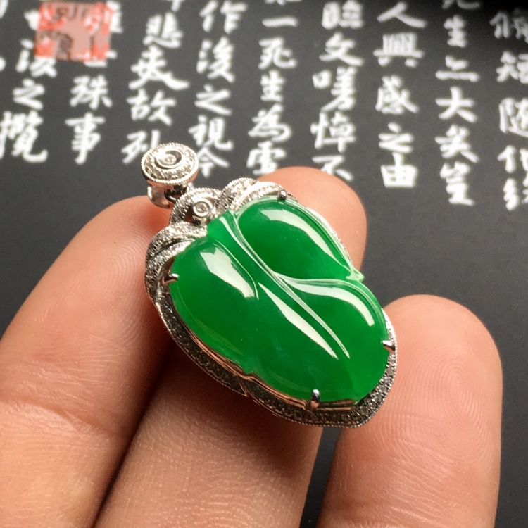 （超值推荐）糯冰种阳绿镶白金钻石金枝玉叶胸坠