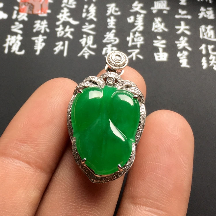 （超值推荐）糯冰种阳绿镶白金钻石金枝玉叶胸坠