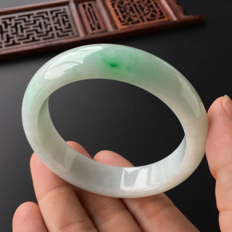 (超值推荐)糯冰种飘翠手镯(56.6mm)