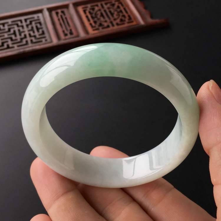 (超值推荐)糯冰种飘翠手镯(56.6mm)