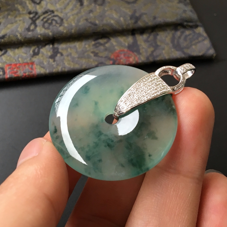 (超值推荐)冰种飘花镶白金钻石平安扣胸坠
