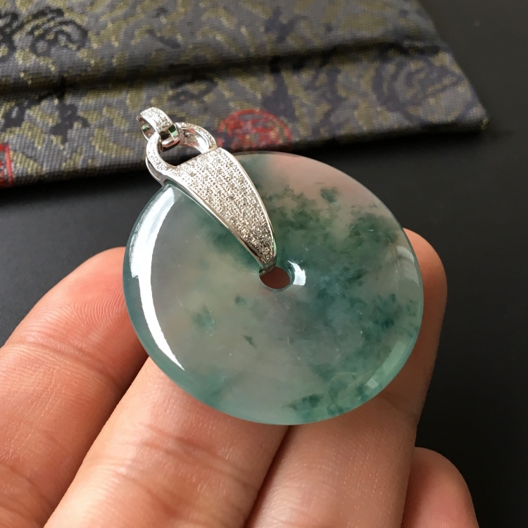 (超值推荐)冰种飘花镶白金钻石平安扣胸坠