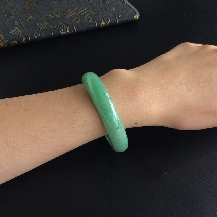 (超值推荐)糯冰种绿晴水手镯(58mm)