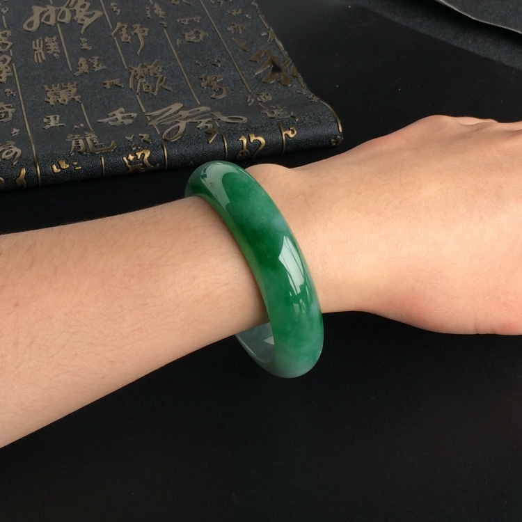 (超值推荐)糯冰种飘翠手镯(57mm)