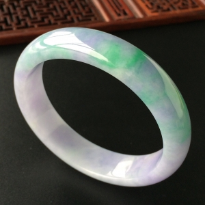 (超值推荐)糯冰种春带彩手镯(55.5mm)