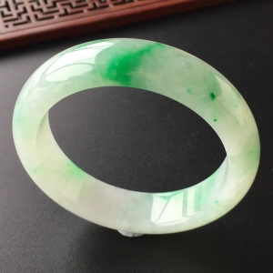 (超值推荐)糯冰种飘翠手镯(54.8mm)