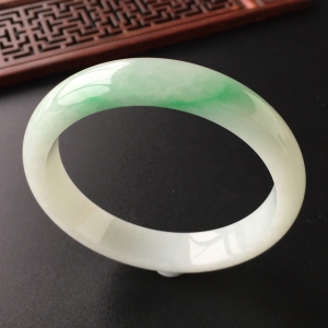 (超值推荐)糯冰种飘翠手镯(57.5mm)