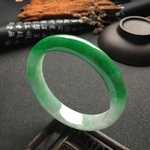 （超值推荐）糯冰种翠色手镯（56mm）