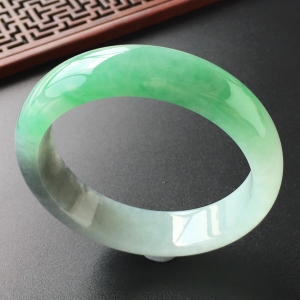 (超值推荐)糯冰种飘翠带墨色手镯(54.4mm)