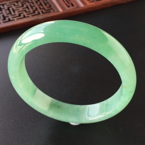 (超值推荐)糯冰种绿晴水手镯(58mm)