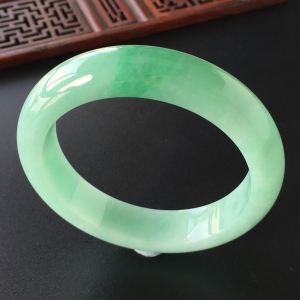 (超值推荐)糯冰种略飘翠手镯(55.8mm)