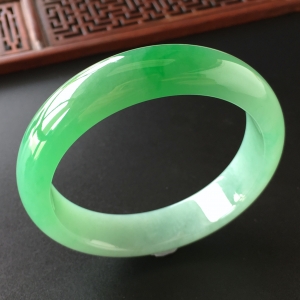 (超值推荐)糯冰种飘翠手镯(55.8mm)