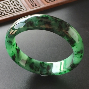 (超值推荐)糯冰种廯加绿手镯(57.7mm)