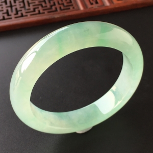 (超值推荐)冰种晴水略飘绿花手镯(56.5mm)