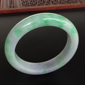 (超值推荐)糯冰种淡春带彩手镯(54.1mm)