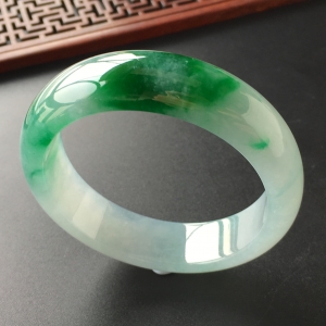 (超值推荐)糯冰种飘阳绿手镯(54.2mm)