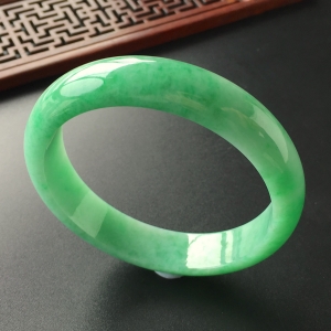 (超值推荐)糯冰种翠色手镯(57.2mm)