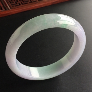 (超值推荐)糯冰种淡春带彩手镯(56.1mm)