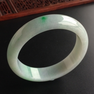 (超值推荐)糯冰种飘翠手镯(56.2mm)