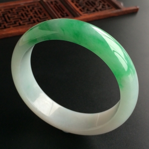 (超值推荐)糯冰种飘翠手镯(59.4mm)